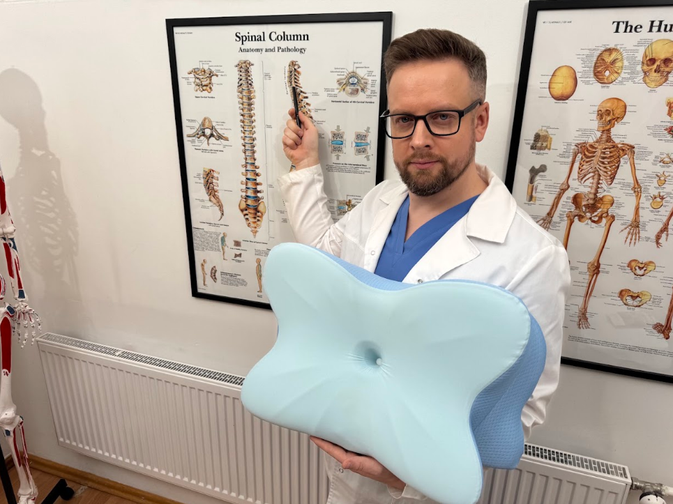 Specialist holding Derila Ergo ergonomic pillow