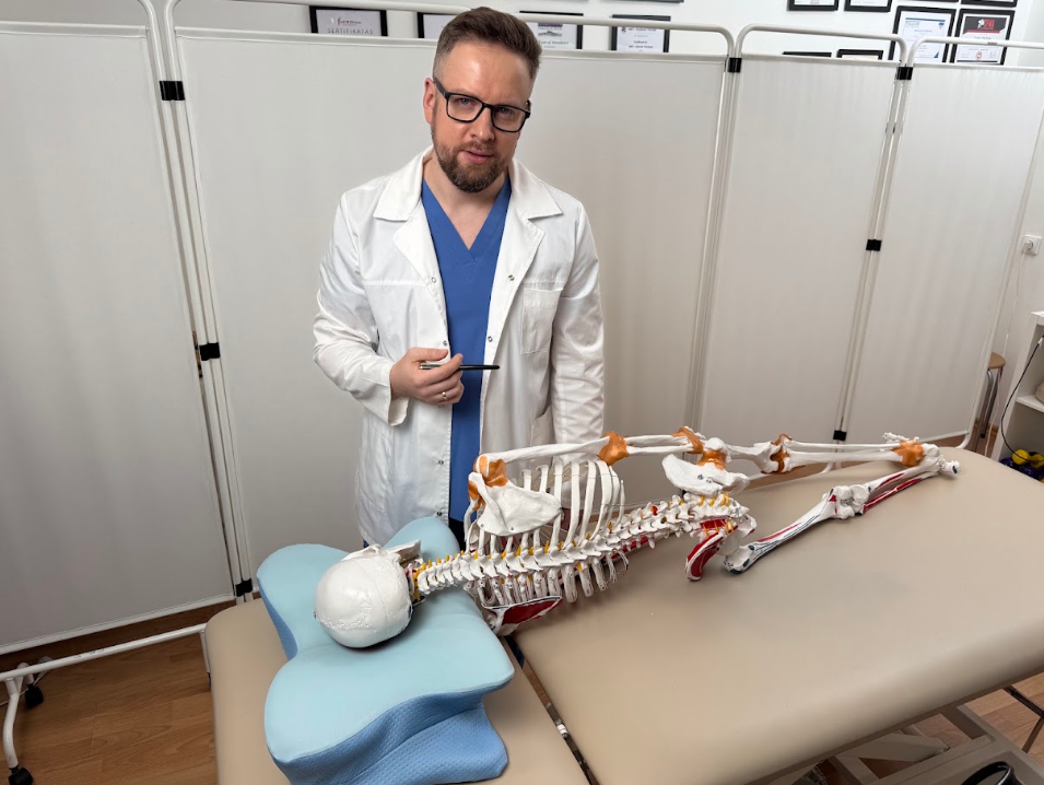 Specialist demonstrating neck alignment with Derila Ergo